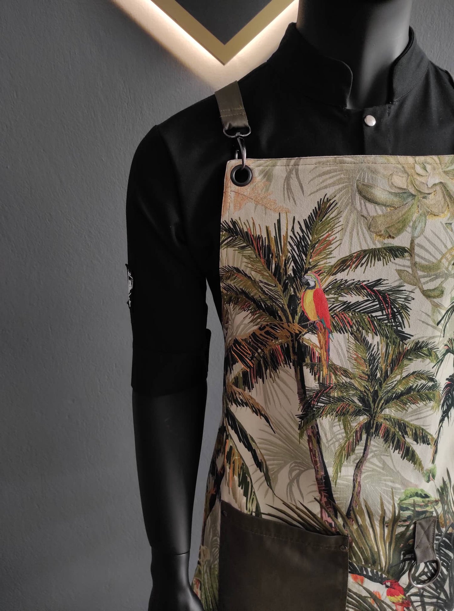 Apron Palm Parrot